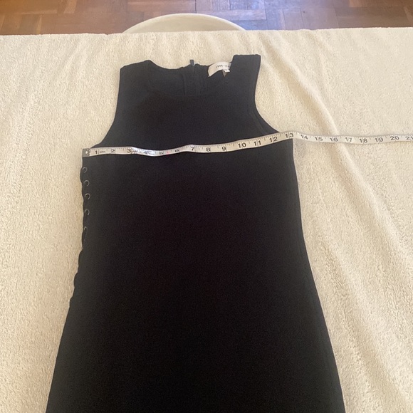 John + Jenn from Bloomingdale’s gorgeous dress laced up on one side. Stunning - Picture 13 of 15